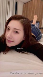 吸烟的女人最美，大耳环气质小少妇全程露脸大秀直播诱惑，自己抠骚逼道具抽插，高潮不断淫水顺着屁股往下流